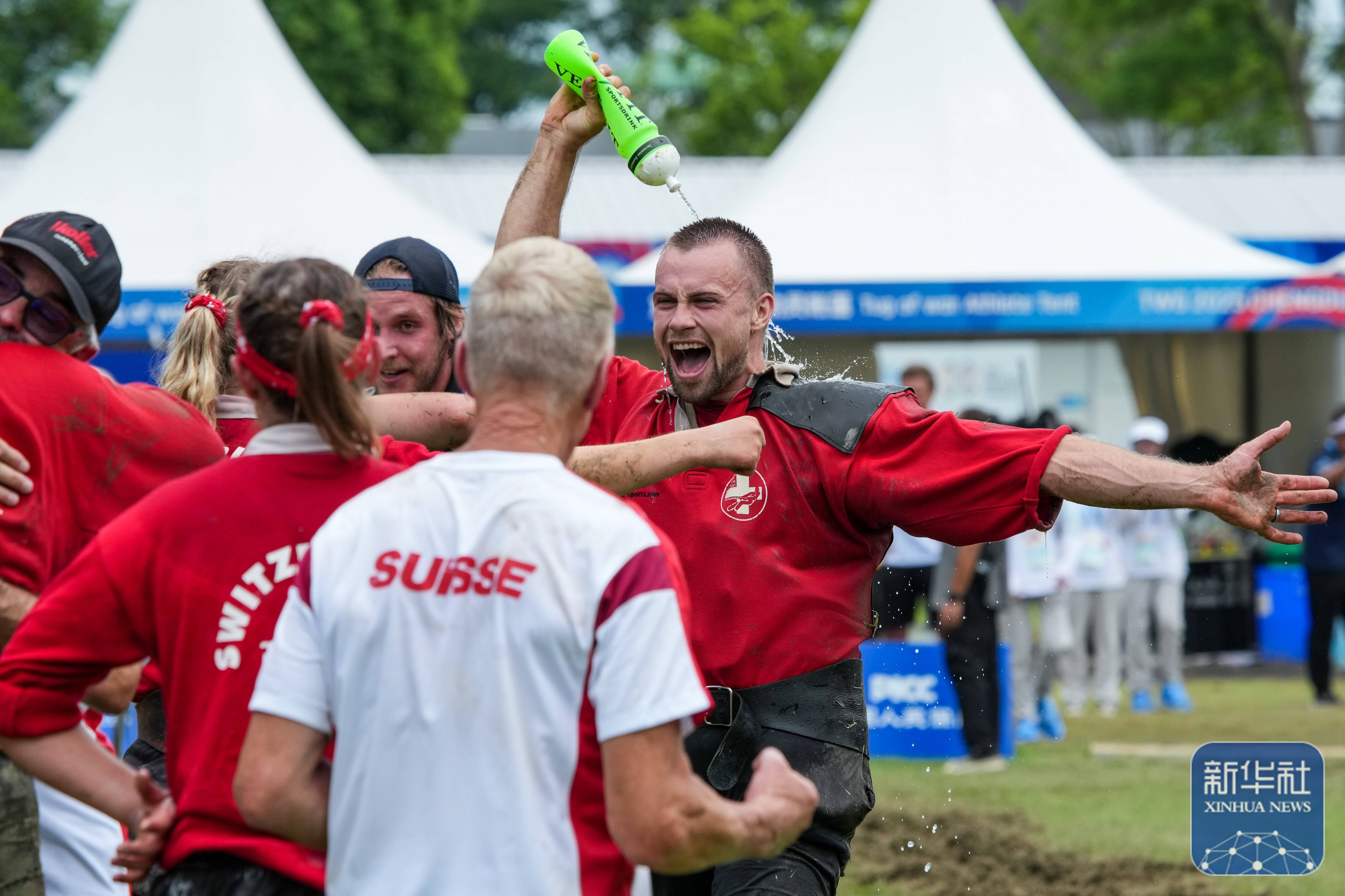 包含瑞士队在客场大获全胜，晋级形势看好的词条