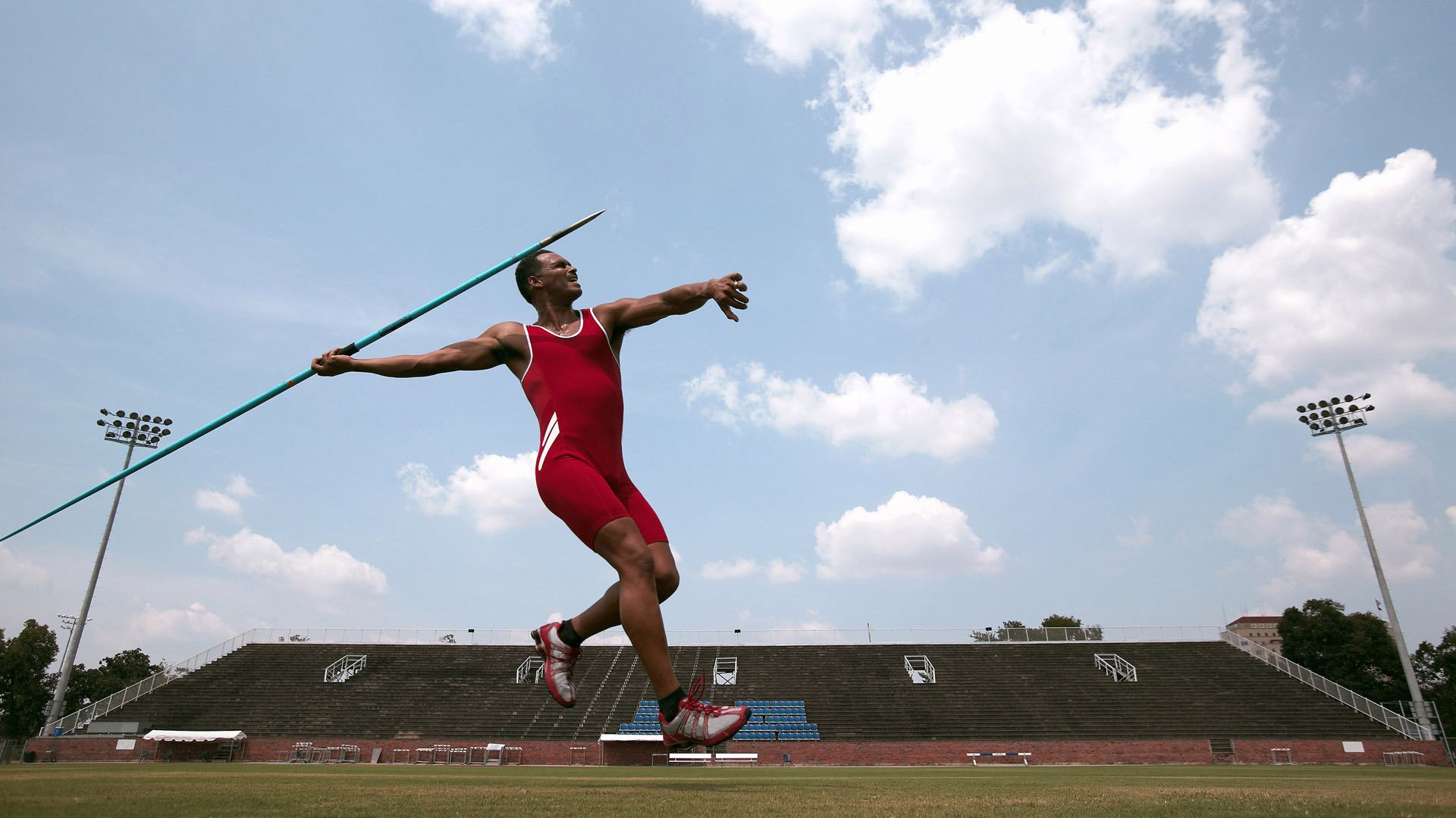 赛道上的绝杀,球场上的主宰,F1年度争冠之夜,武切维奇展现巨星价值