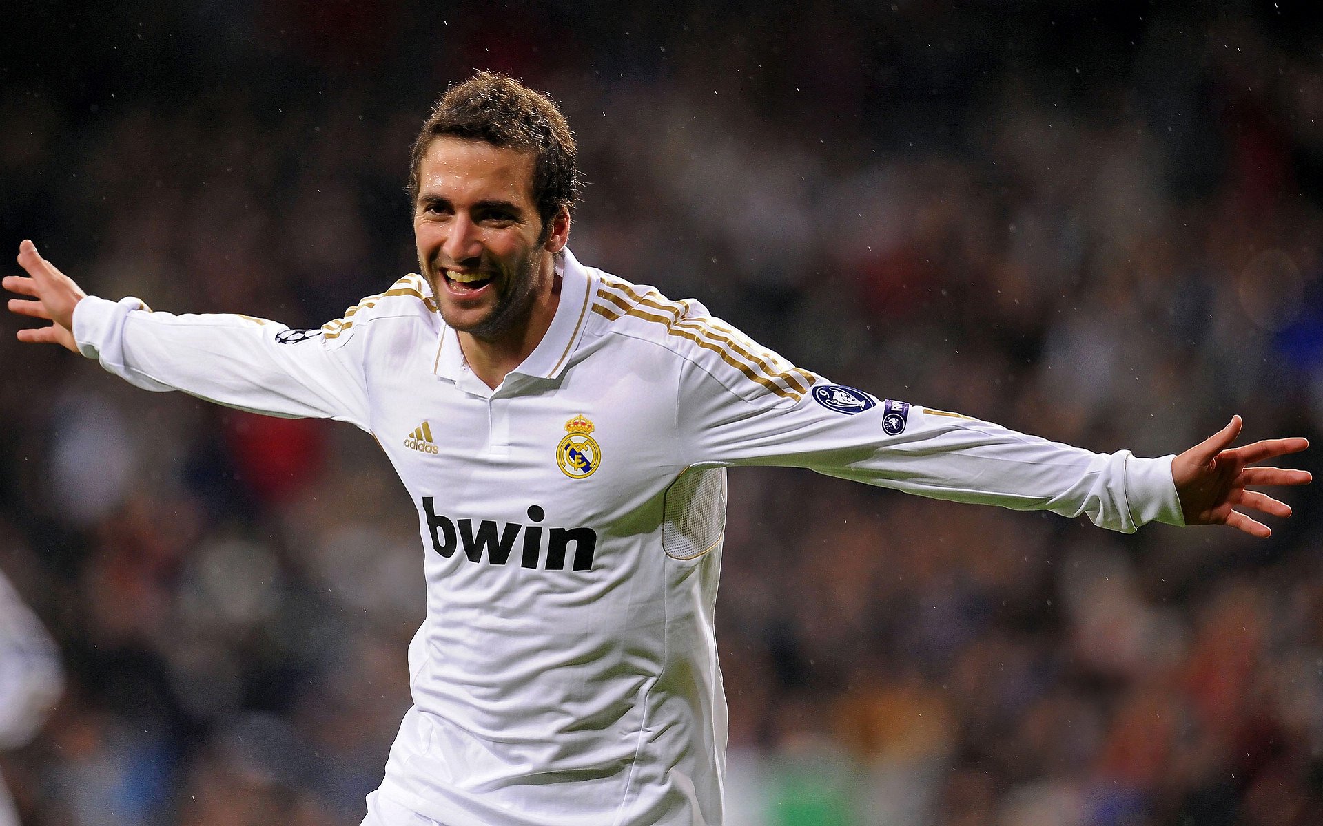 银翼惊雷，阿斯顿马丁横扫红牛，勒克莱尔惊艳四座的传奇周末